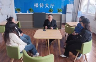 翟总在校区为新员工进行培训