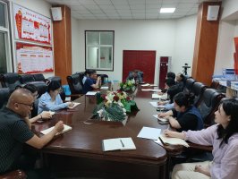 翟总在校区参加招生会议