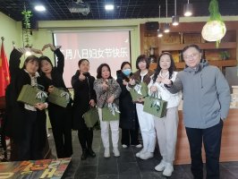 翟总为宏恩集团女员工们发放女神节礼品